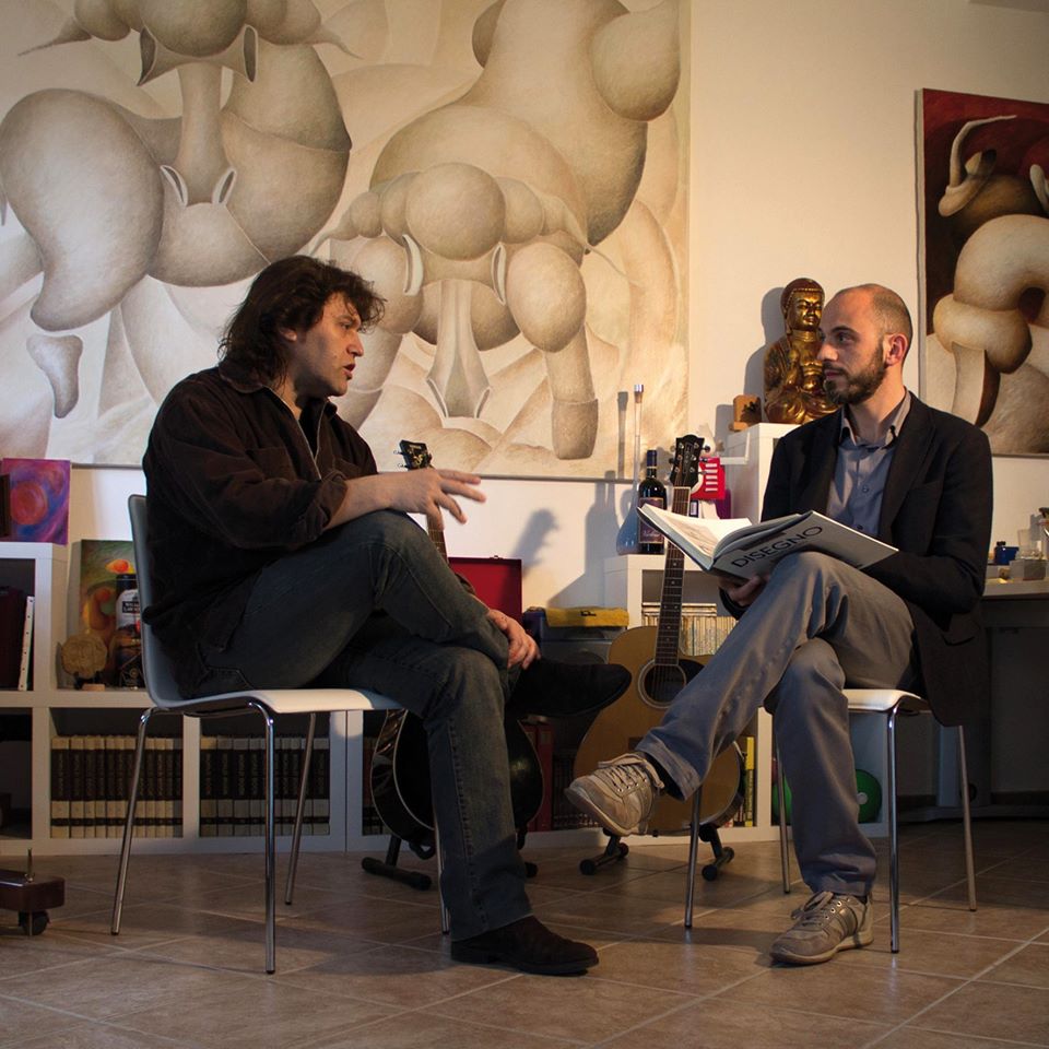 Antonio Tramontano (a sinistra) nel suo atelier, insieme al curatore Tommaso Evangelista