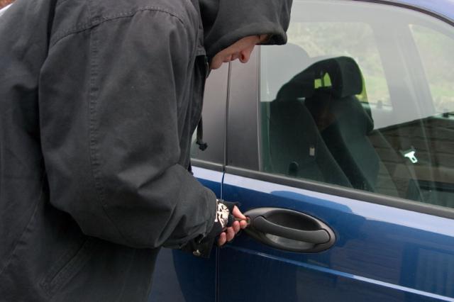 Castel di Sangro, rapina mordi e fuggi. Di mira i clienti di un supermarket