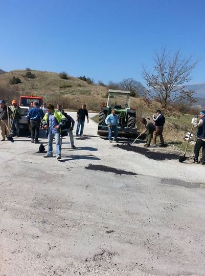 Rionero: strada dissestata, cittadini si improvvisano asfaltisti