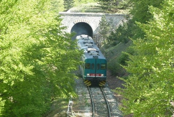 Treni di primavera sulla Transiberiana d'Italia, la Ferrovia dei Parchi apre le prenotazioni