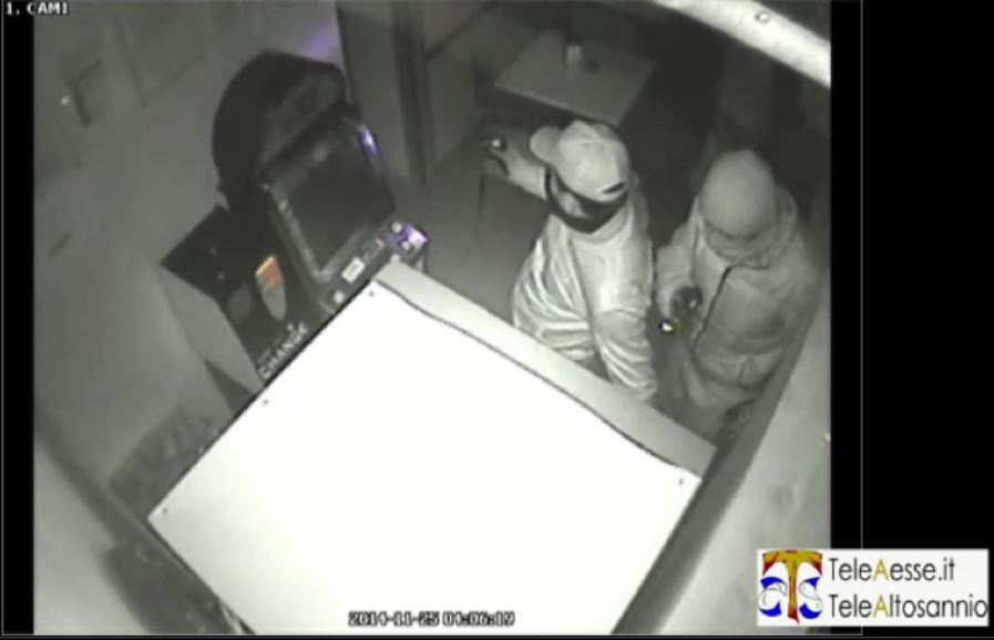 Esclusivo - Eccoli: a volto semi coperto mentre rubano nel bar di Ateleta