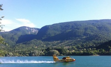 Canadair in azione sul lago di Barrea per incendio a Fornelli