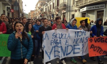Studenti in corteo a Castel di Sangro contro la riforma della "Buona Scuola"