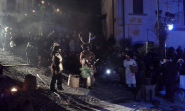 Castelnuovo al Volturno, folla in visibilio per il rito dell'uomo cervo