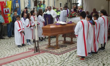 I fedeli di Don Renato gremiscono la piazza di Roccacinquemiglia per l'ultimo saluto