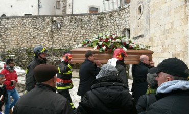 Ortona in lacrime per l'ultimo saluto al Vigile del Fuoco Mario Albanese