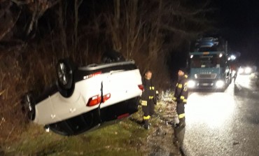 Automobile cade dall'autoarticolato che la trasportava, incidente su una strada di Castel di Sangro