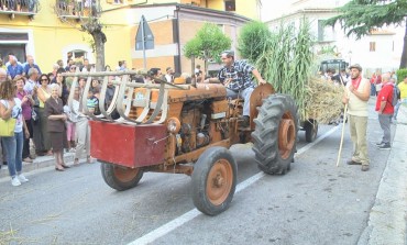 Sfilata dei carri allegorici a Frosolone, turisti da tutta Italia