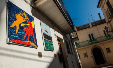 Alfredo Paglione dona un mosaico griffato "Giuseppe Modica" a Tornareccio