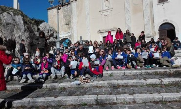 Scolari in piazza a Macchiagodena per la festa degli alberi