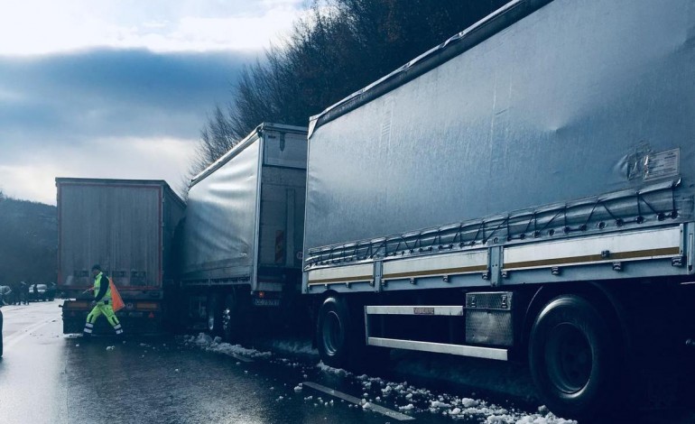 SS 652, Tir esce di strada e si schianta sul muretto laterale