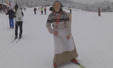 La befana delle nevi ha distribuito i doni agli sciatori di Prato Gentile