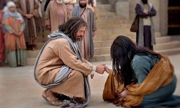 Gesù e la peccatrice: "Chi è senza peccato scagli la prima pietra"