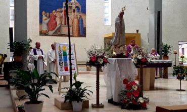 Festa dell'amicizia a Roma, l'abbraccio del vescovo Claudio Palumbo ai bagnolesi