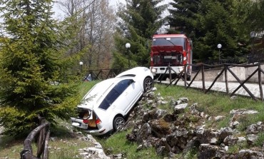 Roccacinquemiglia, l'automobile si sfrena e lo investe. I vigili del fuoco gli salvano la vita