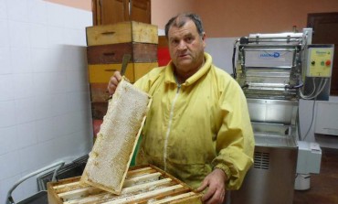 Castel del Giudice, il guru dell'apicoltura Aldo Metalori visita l'apiario di comunità