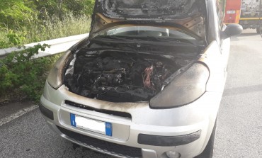 Conducente salvo per miracolo, l'automobile prende fuoco improvvisamente mentre è alla guida