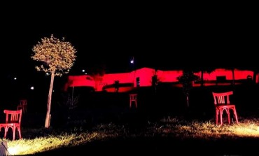 "No alla violenza contro le donne", la villa comunale di Agnone si tinge di rosso