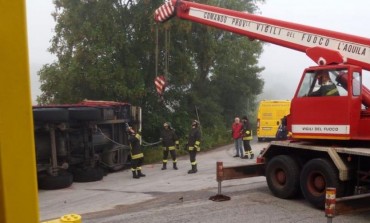 Castel di Sangro, si ribalta autoarticolato sulla ss 17: conducente illeso