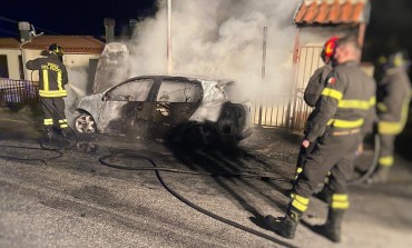 Auto avvolta dalle fiamme a Castel di Sangro, i botti di Capodanno la probabile causa