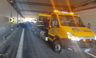 Sbanda con l'auto e si schianta nella galleria, illeso il conducente