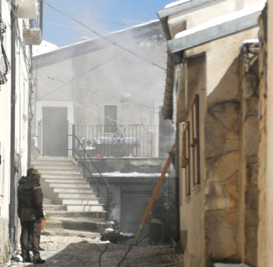 casa in fiamme scontrone