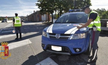 Guida sotto l'effetto di stupefacenti, patente ritirata e denunciato dalla Polizia