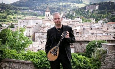 La storia del mandolino, il maestro Francesco Mammola incanta il Teatro Tosti