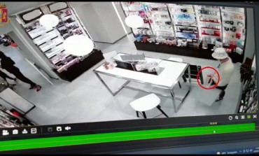 Furto in profumeria, due extracomunitari incastrati dalla videosorveglianza