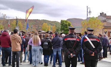 Bagno di folla a San Pietro Avellana, la fiera mercato del tartufo conquista tutti