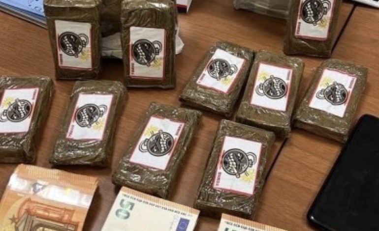 Polizia arresta 2 giovani, trasportavano oltre 1 chilo di hashish