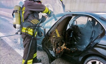 Castel di Sangro, auto prende fuoco per guasto elettrico lungo la SS 652, nessun ferito