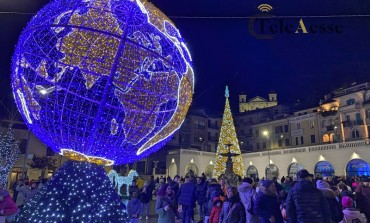 Si accendono le luminarie in Piazza Plebiscito a Castel di Sangro: messaggio di speranza