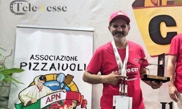 Salvatore Iorio e la sua "Pizza Scudetto" dopo il secondo posto al Campionato mondiale Trofeo Caputo 2023