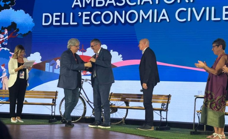 Il comune di Castel Del Giudice insignito del Premio "Ambasciatori Economia Civile 2023" a Firenze