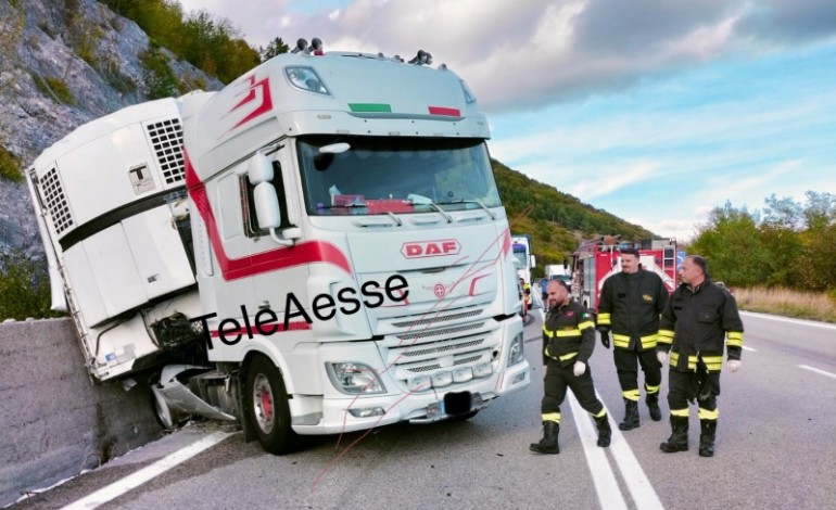 Castel di Sangro, incidente sulla SS 17: tir azzarda un sorpasso e provoca un ferito