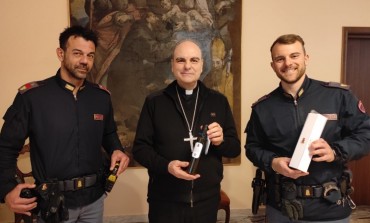 Sulmona: consegnato a Mons. Fusco l'olio del giardino della memoria di Capaci