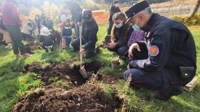 La scuola Primaria di Alfedena pianta un “bosco diffuso” con i Carabinieri Forestali