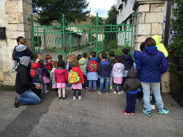 Pescasseroli, scuola materna inagibile: sit-in delle mamme: dov’è la politica?