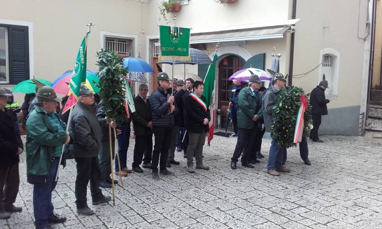 Roccamandolfi, Alzabandiera e corona d’alloro in ricordo dei caduti in guerra