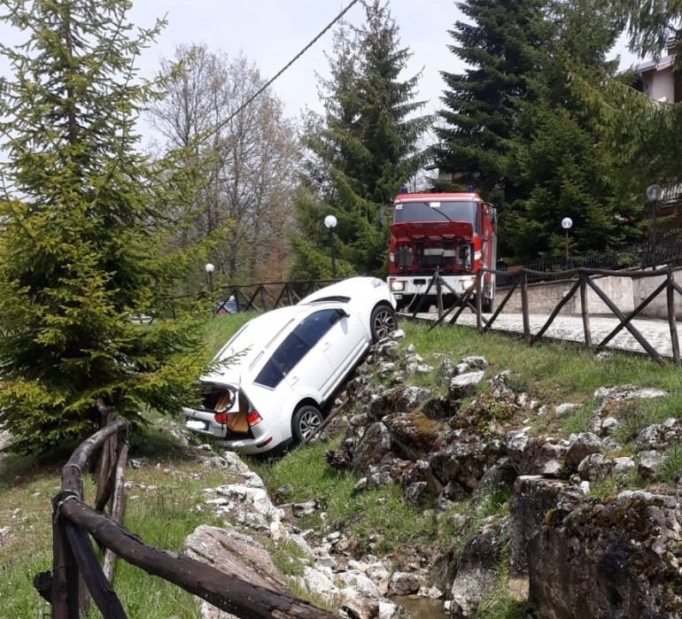 Roccacinquemiglia, l’automobile si sfrena e lo investe. I vigili del fuoco gli salvano la vita