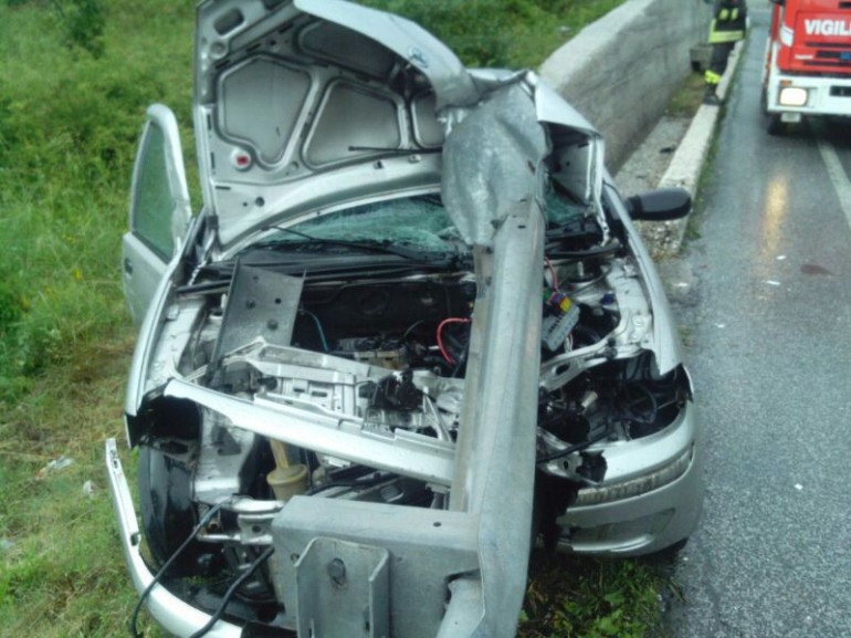 Roccaraso, sbanda con l’auto e impatta contro il Guard Rail: salva per miracolo