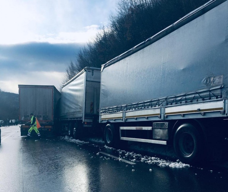 SS 652, Tir esce di strada e si schianta sul muretto laterale