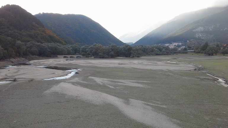 Il lago di Barrea ridotto a una pozza d’acqua