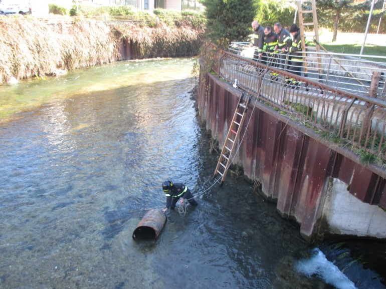 Castel di Sangro, recuperato fusto di carburante nel fiume Zittola