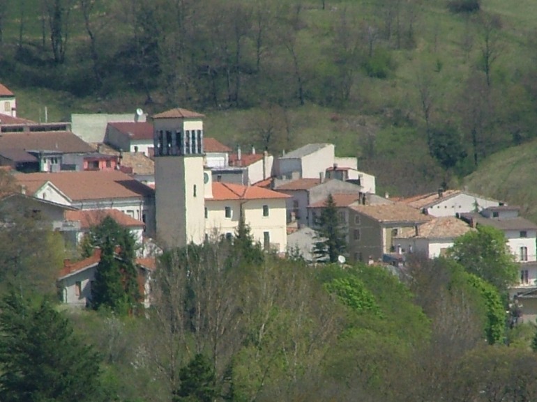 Ateleta, giovane spara dal balcone di casa: i carabinieri gli sequestrano i fucili