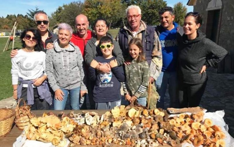 Gruppo di turisti abruzzesi a Pescopennataro per la “giornata micologica altomolisana”