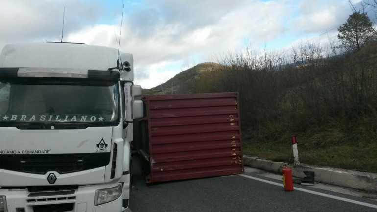 Castel di Sangro, autotreno si ribalta sulla SS 17: traffico paralizzato