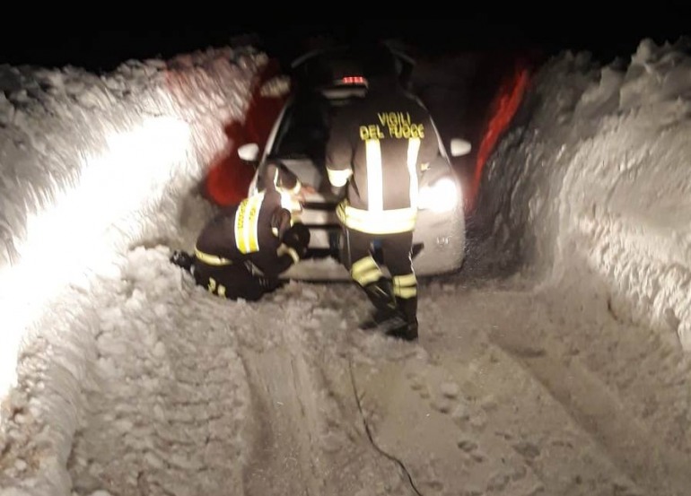 Roccaraso, brutto scherzo del navigatore: famiglia di romani sbaglia strada e resta bloccata dalla neve