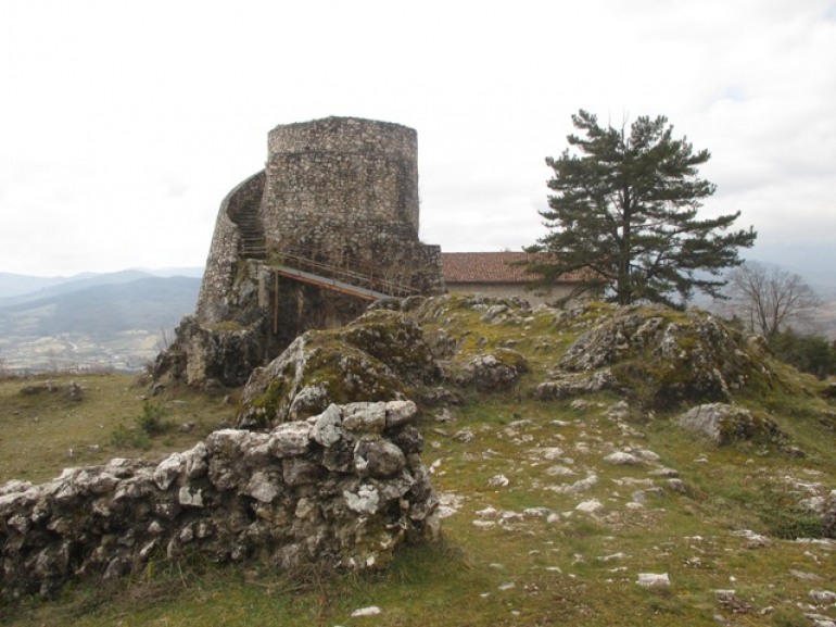 Il castello dei misteri: lumini da cimitero e tracce sospette. E’ la stanza dei riti?